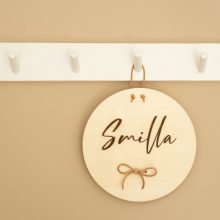 Herzboxx_Holzschild_Gravur_Schleife_05